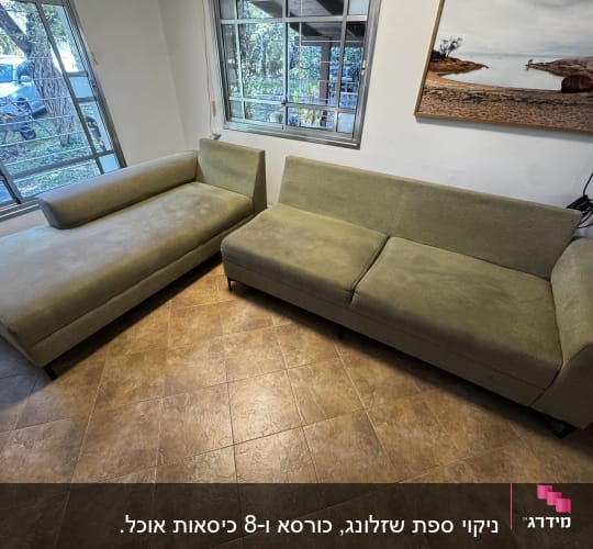 ספות ירוקות בחדר עם חלונות גדולים